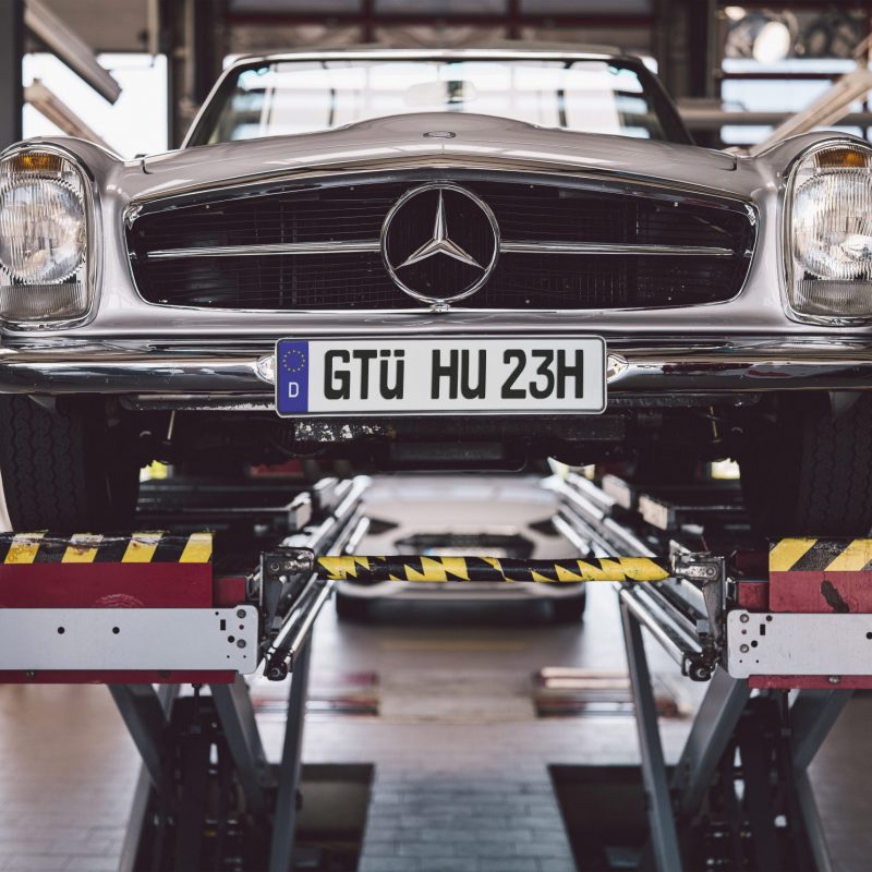 Mercedes-Benz 230 SL Cabrio auf einer Hebebühne